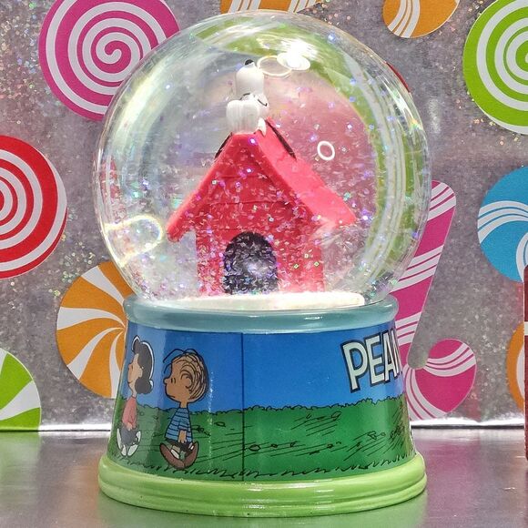Peanuts Christmas Holiday Snowglobe Snoopy Laying On His House Waterglobe New - Picture 5 of 8